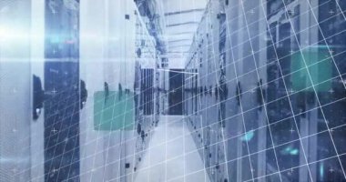 Bilgisayar sunucu odasına karşı ızgara ağı üzerinden hata efekti ve matematiksel denklemlerin animasyonu. İş veri depolama teknolojisi kavramı