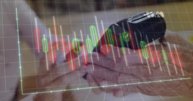 Kredi kartıyla ödeme yapan farklı insanlar üzerinde finansal veri işleme animasyonu. Küresel finansman, iş ve dijital arayüz kavramı dijital olarak oluşturulmuş video.