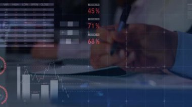 İş adamının orta bölümündeki istatistiksel veri işleme animasyonu ofiste not alıyor. İş veri teknolojisi kavramı