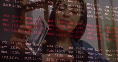 Finansal verilerin kablosuz ödemeleri kullanan mutlu beyaz kadın üzerinden canlandırılması. Küresel finans, ekonomi, iletişim ve teknoloji konsepti dijital olarak oluşturulmuş video.