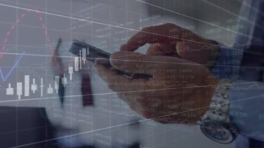 Bu video donanma arkaplanındaki finansal veri ve grafiklerin dijital animasyonudur. Bir işadamı ofisinde cep telefonu kullanıyor..