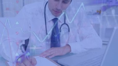 Kafkasyalı mutlu erkek doktor yerine finansal grafiklerin animasyonu. Sağlık, tıp ve teknoloji konsepti dijital olarak üretilen video.