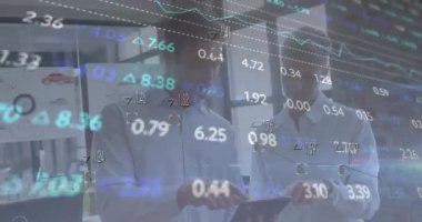 Çeşitli iş adamları üzerinde finansal veri işleme animasyonu. Küresel iş, finans ve veri işleme kavramı dijital olarak oluşturulmuş video.