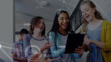 Okulda dijital tablet kullanan üç farklı kız üzerindeki bağlantı ağının animasyonu. Okul ve eğitim teknolojisi kavramı
