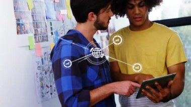 Dijital tablet üzerinde tartışan iki farklı erkek üzerinde dijital simge ağının animasyonu. Küresel ağ ve iş teknolojisi kavramı