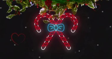 Siyah arka planda köknar ağacının üzerinde kalp ve şeker kamışı animasyonu. Noel, gelenek ve kutlama konsepti dijital olarak oluşturuldu.