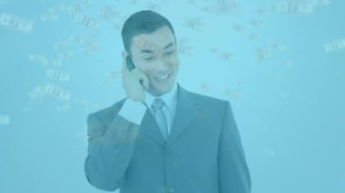 Kafkasyalı iş adamının üzerinde dolarların animasyonu. Küresel iş, finans ve dijital arayüz kavramı dijital olarak oluşturulmuş video.