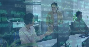 Grafiklerin animasyonu, ticaret kurulu, çok ırklı meslektaşların ofiste dizüstü bilgisayarla rapor sunması. Dijital bileşik, çoklu pozlama, rapor, finans, borsa, yatırım ve teknoloji.