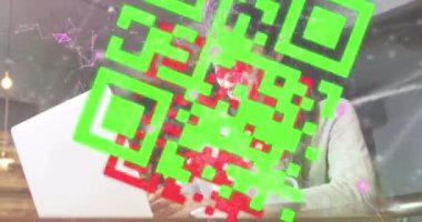 Dizüstü bilgisayar kullanan melez kadın üzerinden qr kodu ve bağlantı ağının animasyonu. Küresel teknoloji, çevrimiçi güvenlik ve dijital arayüz kavramı dijital olarak oluşturulmuş video.