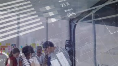 Muhtelif meslektaşların ofiste tartıştıkları istatistiksel veri işleme animasyonu. Küresel ağ ve iş veri teknolojisi kavramı