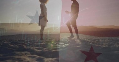 Sahildeki Afro-Amerikan çift üzerinde finansal veri işleme ve panama bayrağı animasyonu. Küresel finansman, iş ve dijital arayüz kavramı dijital olarak oluşturulmuş video.