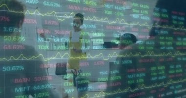 Ticaret kurulunun animasyonu, kadın iş kadını çok ırklı iş arkadaşlarıyla raporları tartışıyor. Dijital bileşik, çoklu pozlama, ofis, borsa, yatırım, iletişim konsepti.