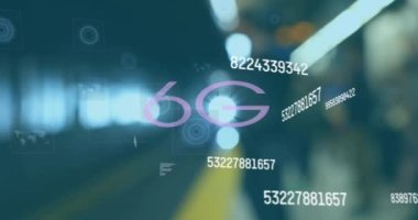 Veri işleme üzerinde 6G metin animasyonu ve sokakta yürüyen insanlar. Küresel teknoloji, bilgisayar ve dijital arayüz kavramı dijital olarak oluşturulmuş video.