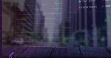 Şehir manzarası üzerinde veri işleme animasyonu. küresel iş ve dijital arayüz kavramı dijital olarak oluşturulmuş video.