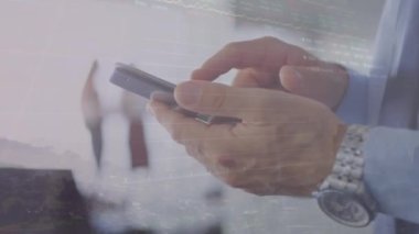 Akıllı telefon kullanarak iş adamının orta kesiminde borsa veri işleme animasyonu. Küresel ekonomi ve iş veri teknolojisi kavramı