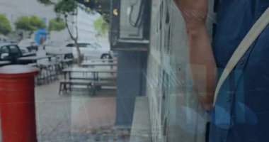 Beyaz adamın akıllı telefon kullanarak veri işleme animasyonu. Küresel iş bağlantıları dijital arayüz ve teknoloji konsepti dijital olarak oluşturulmuş video.