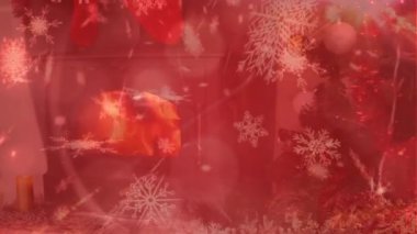 Noel Baba 'nın ren geyiği ve kar taneleriyle kızakla şömine ve yılbaşı ağacının üzerinde gezdiği animasyon. Dijital bileşim, çoklu pozlama, Noel şenliği, gelenek ve kış tatili konsepti..