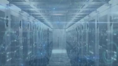 Sunucu odasındaki bağlantı ağıyla veri işleme animasyonu. Küresel teknoloji, bilgisayar ve dijital arayüz kavramı dijital olarak oluşturulmuş video.