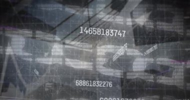 Şehir manzarası üzerinde finansal veri işleme animasyonu. küresel finansman, bilgisayar ve dijital arayüz kavramı dijital olarak oluşturulmuş video.