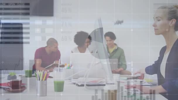 사업가들 사무실에서 일하는 자료와 그래프의 애니메이션 디지털 비디오 — 비디오