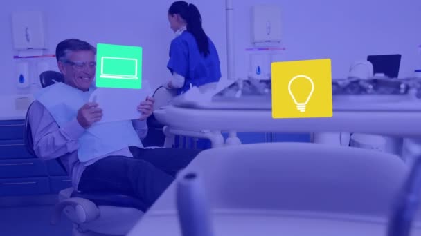 歯医者の椅子の男性患者の上に雲のアイコンと紫の色合いのアニメーション 医療サービス データ処理の概念デジタル生成ビデオ — ストック動画