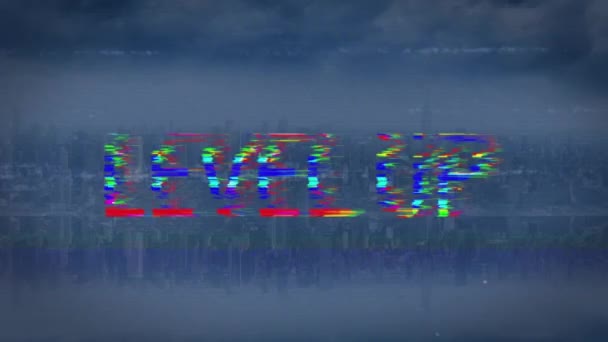 Gökyüzü Şehir Manzarasının Yaşlandırılmış Görüntüsü Üzerinde Parazitle Bembeyaz Metnin Canlandırılması — Stok video