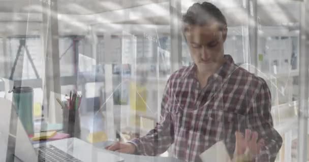 Ofiste Dizüstü Bilgisayar Kullanan Beyaz Erkek Girişimci Üzerinde Birden Fazla — Stok video