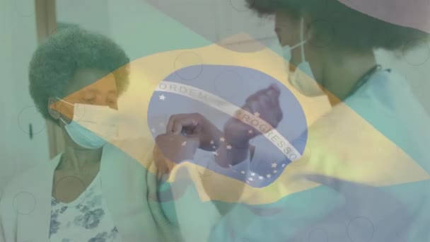 Animación Bandera Brasil Burbujas Sobre Médico Afroamericano Paciente Medicina Global — Vídeo de stock