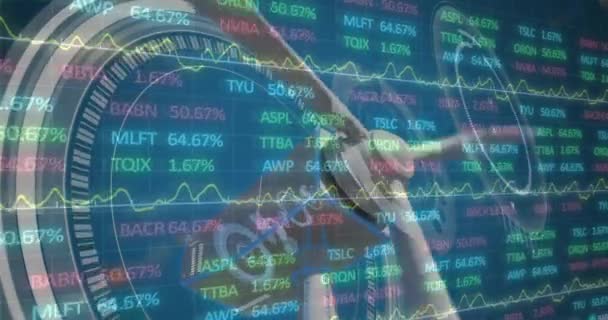 Видеоролик Показывает Дисплей Фондового Рынка Красными Синими Зелеными Котировками Графиками — стоковое видео