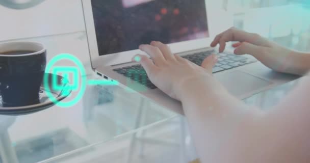 Dizüstü Bilgisayar Kullanarak Ellerin Üzerindeki Simgelerle Bağlantı Ağının Animasyonu Küresel — Stok video