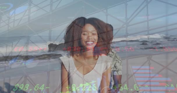 Анімація Інфографічного Інтерфейсу Міст Через Афроамериканця Обіймає Жінку Пляжі Цифровий — стокове відео
