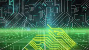 Aydınlatılmış ana karttaki çizgilerin üzerindeki sarı devre deseninin animasyonu. Dijital olarak üretilmiş, hologram, illüstrasyon, güç arzı, iletişim ve teknoloji kavramı