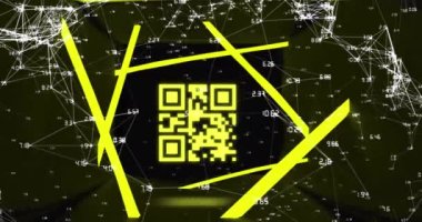 Soyut şablon ve kara arkaplan üzerindeki programlama dilinin yanıp sönen QR kodunun animasyonu. Dijital olarak üretilmiş, hologram, barkod, bankacılık, kodlama, makine öğrenme ve teknoloji kavramı.
