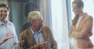 Bir grup iş adamı üzerinde finansal veri işleme animasyonu. Küresel iş ve veri işleme kavramı dijital olarak oluşturulmuş video.