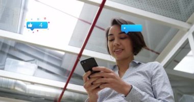 Akıllı telefon kullanan, melez iş kadınlarının sayısının giderek arttığı sosyal medya simgelerinin canlandırılması. Küresel teknoloji, sosyal medya ve dijital arayüz kavramı dijital olarak oluşturulmuş video.