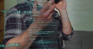 Beyaz adamın akıllı telefon kullanarak veri işleme animasyonu. Küresel iş, finans ve dijital arayüz kavramı dijital olarak oluşturulmuş video.