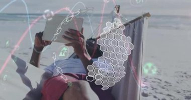 Tablet kullanan Afro-Amerikan erkeğinin üzerine ekoloji ikonlarının ve kürenin animasyonu. Küresel iş ve dijital arayüz kavramı dijital olarak oluşturulmuş video.