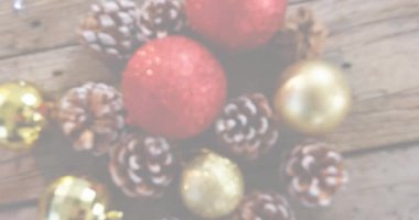 Yılbaşı kutlamalarının animasyonu Noel süsleri ve peri ışıklarıyla mesajlaşır. Noel, şenlik, kutlama ve gelenek konsepti dijital olarak oluşturuldu.