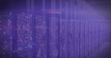 Sunucu odasındaki mikroişlemci bağlantılarının ekranları üzerinden qr kod tarayıcısının animasyonu. İş veri depolama teknolojisi kavramı