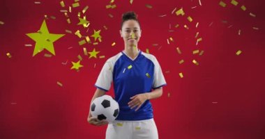 Çin bayrağı üzerinde çift ırklı kadın futbolcu animasyonu. Küresel spor, vatanseverlik ve dijital arayüz kavramı dijital olarak üretilen video.