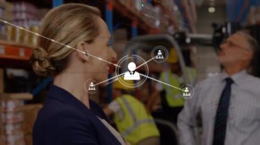 Depoda dikilen gülümseyen beyaz kadının üzerindeki çizgilerle bağlantılı profil simgelerinin animasyonu. Dijital bileşik, çoklu pozlama, depolama, dağıtım, iş ve teknoloji kavramı.