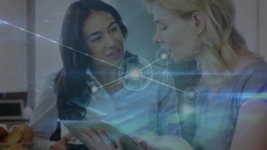 Çift ırklı kadın doktor ve hasta arasındaki bağlantı ağının animasyonu. Küresel tıp ve bağlantılar konsepti dijital oluşturulmuş video.