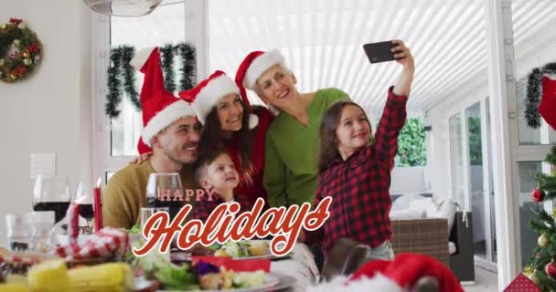 Animation Von Fröhlichen Feiertagen Text Über Kaukasische Familie Mit Weihnachtsmützen — Stockvideo
