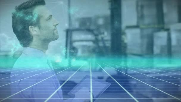 用发光的蓝色网格在仓库工人的高加索人上动画 全球金融数据处理概念数字生成视频 — 图库视频影像