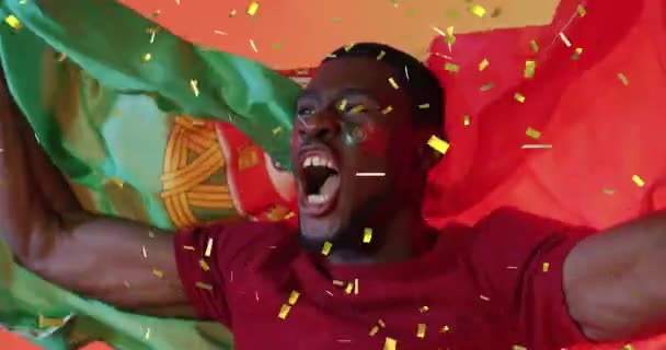Κινούμενο Σχέδιο Αφροαμερικανού Άνδρα Υποστηρικτή Σημαία Πορτογαλίας Πάνω Από Κομφετί — Αρχείο Βίντεο
