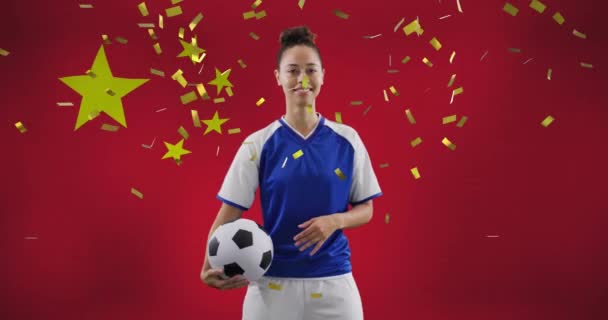Çin Bayrağı Üzerinde Çift Irklı Kadın Futbolcu Animasyonu Küresel Spor — Stok video