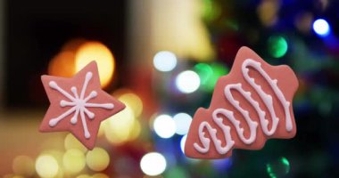 Yılbaşı kurabiyelerinin odadaki Noel ışıklarında canlandırılması. Noel, şenlik, gelenek ve kutlama konsepti dijital olarak oluşturuldu.