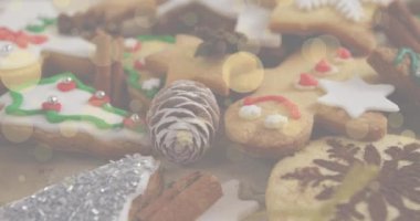 Noel tebriklerinin animasyonu Noel kurabiyelerinin üzerine mesaj atıyor. Noel, şenlik, kutlama ve gelenek konsepti dijital olarak oluşturuldu.