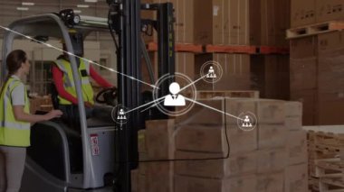 Sayfa çiziminin animasyonu, depoda tartışan çok ırklı iş arkadaşlarının ikonları. Dijital bileşik, çoklu pozlama, forklift, dağıtım, iletişim ve teknoloji kavramı.