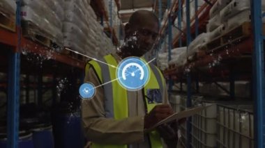 Profil simgelerinin animasyonu, bağlantılı ikonlar, soyut desenler, kontrol listesi olan Afro-Amerikan adam. Depo, dijital kompozit, çoklu pozlama, depolama, nakliye, dağıtım konsepti.